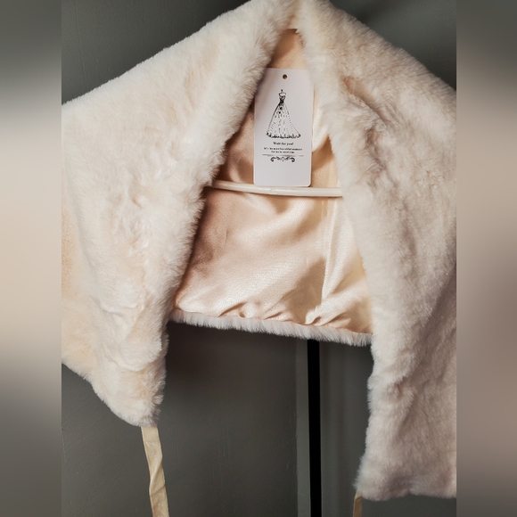 Jackets & Blazers - Elegant Cream Faux Fur Shawl